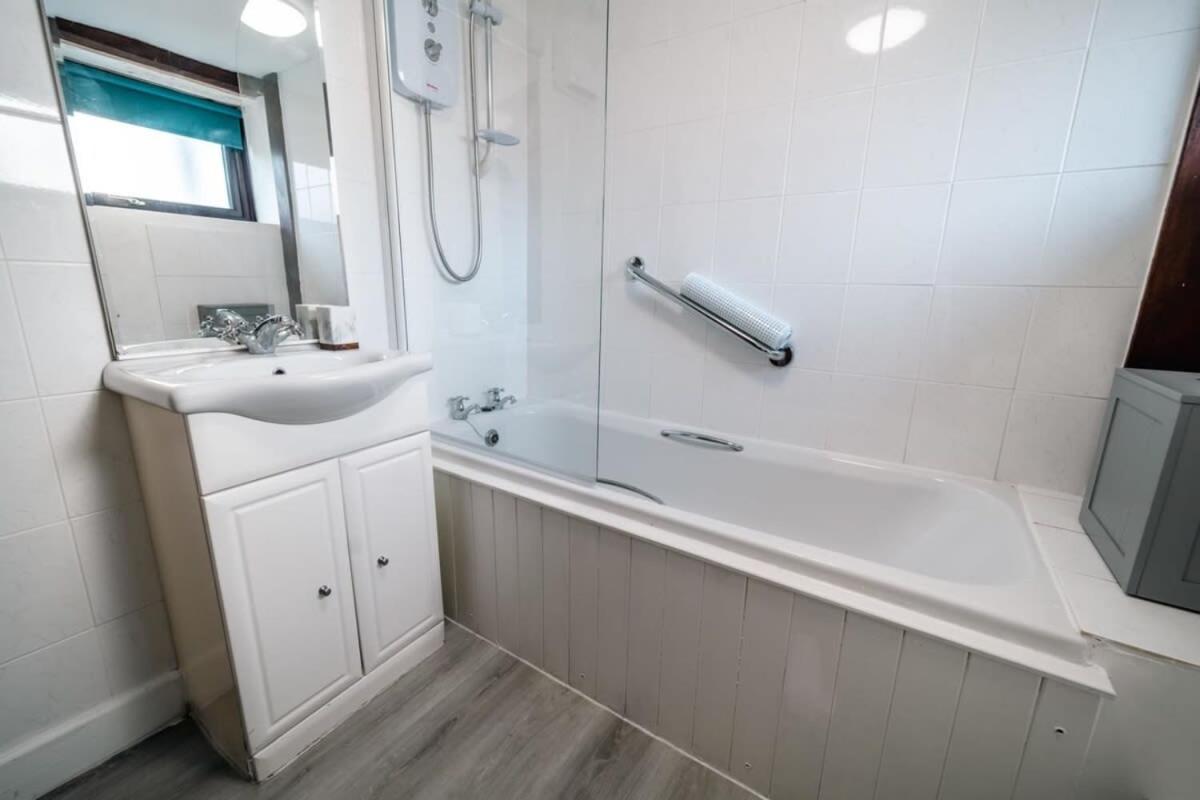 Lovely 2 Bedroom Coastal Cottage Near بود المظهر الخارجي الصورة